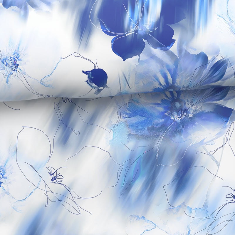 Nahaufnahme des Bettwäsche-Stoffs Tia mit verwischten blauen Blüten und feinen Zeichnungen auf weissem Satin – Schweizer Schafwollprodukte Nahaufnahme des Bettwäsche-Stoffs Tia mit verwischten blauen Blüten und feinen Zeichnungen auf weissem Satin – Schweizer Schafwollprodukte