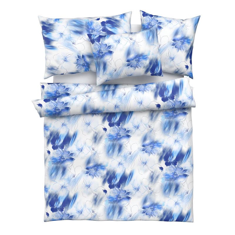 Bettwäsche-Set Tia aus glänzendem Mako-Satin mit blauem Blumenmuster in Aquarell-Optik auf weissem Hintergrund – Schweizer Schafwollprodukte Bettwäsche-Set Tia aus glänzendem Mako-Satin mit blauem Blumenmuster in Aquarell-Optik auf weissem Hintergrund – Schweizer Schafwollprodukte