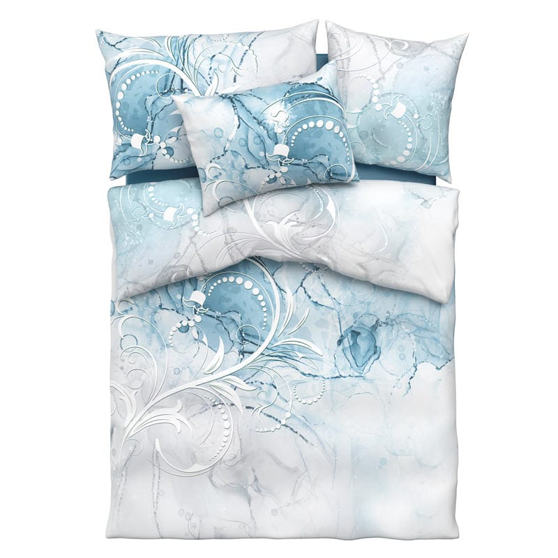 Bettwäsche-Garnitur Lavinia in Eisblau mit weissen Ornamenten und Glockenblumen – Schweizer Schafwollprodukte Bettwäsche-Garnitur Lavinia in Eisblau mit weissen Ornamenten und Glockenblumen – Schweizer Schafwollprodukte