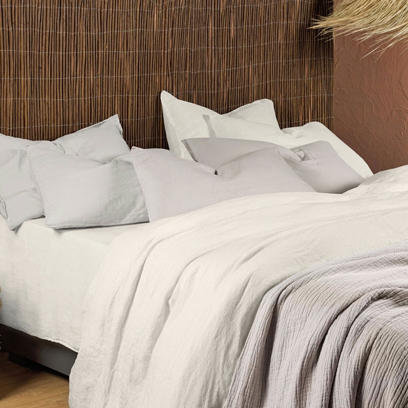 Gewaschene Leinen-Bettwäsche Nico in Weiss mit natürlicher Knitteroptik für rustikalen Look.