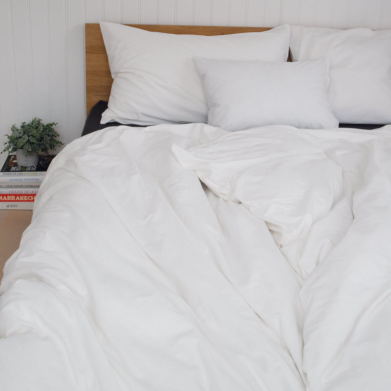 Hochwertige weisse Perkal-Bettwäsche Modell Nele aus der Farbliebe-Kollektion.