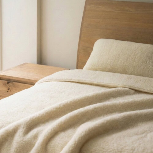 Merino-Wolldecke auf Bett