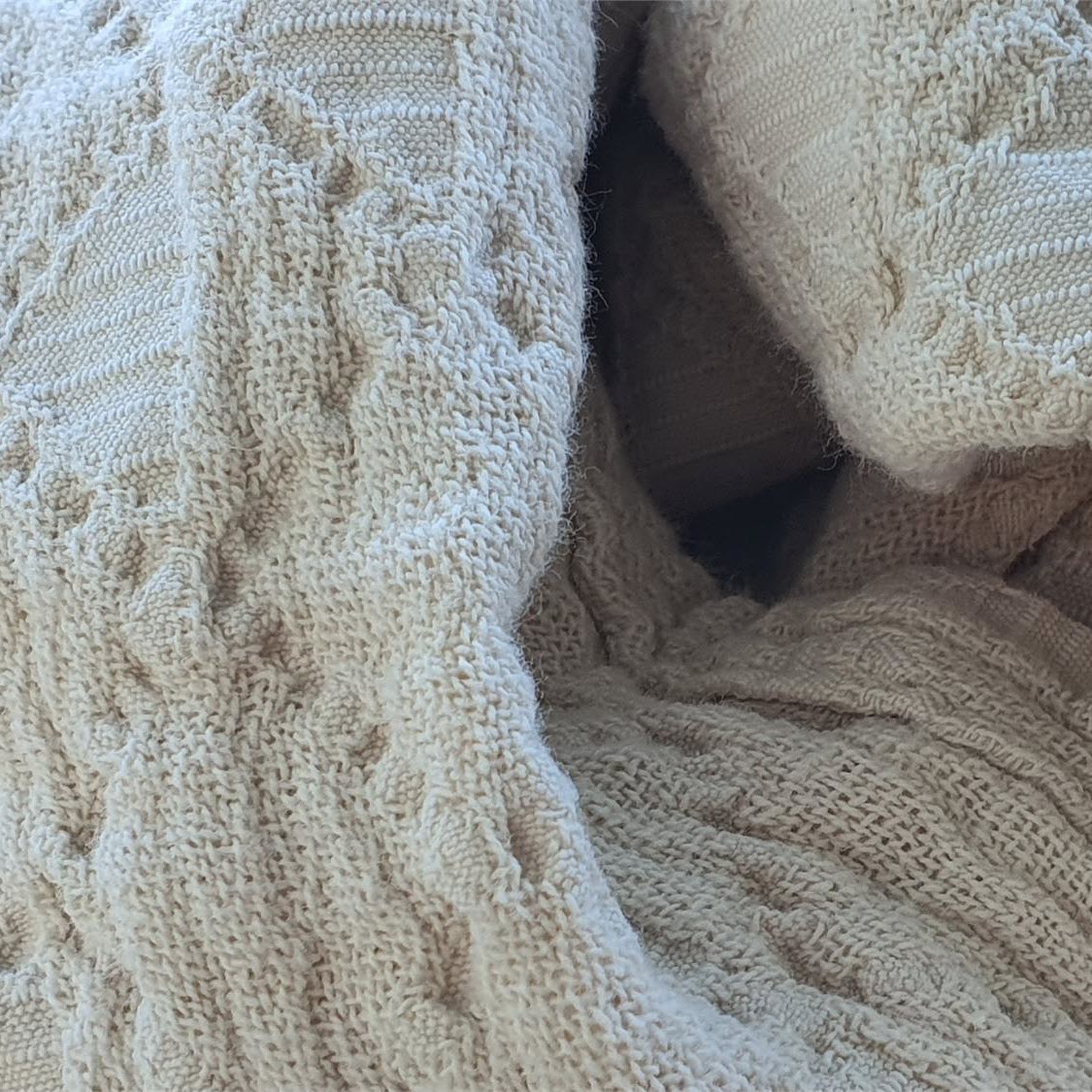 Plaid Nelita Farbe leinen – Schweizer Schafwollprodukte Plaid Nelita Farbe leinen – Schweizer Schafwollprodukte